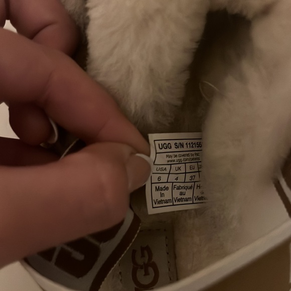 Ugg - Picture 3 of 4